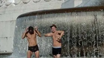 Италия възмутена: туристи се къпят голи в прочут фонтан в Рим (ВИДЕО)