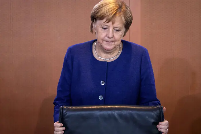 Песента на Меркел е изпята, обяви еврокомисар