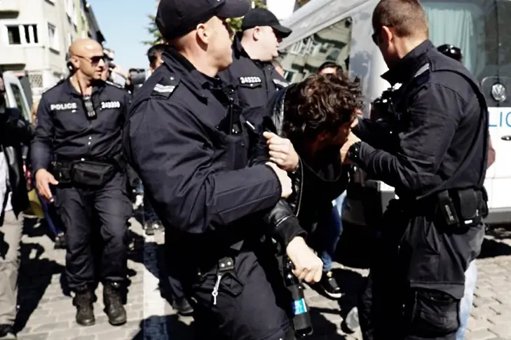 Протест и арест за плочките на София (СНИМКИ+ВИДЕО)