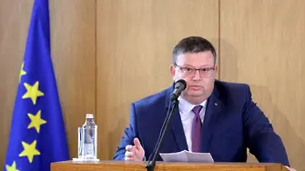 Цацаров иска уволнение за военен следовател - работел като букмейкър