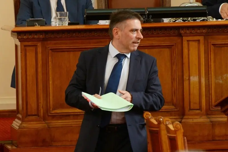 За три минути: парламентът избра Данаил Кирилов за министър