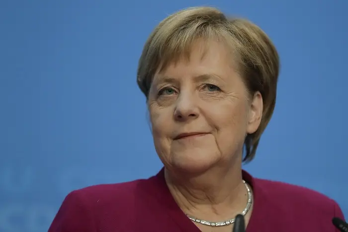 Меркел казва, че е готова да работи с всеки нов лидер на партията й 