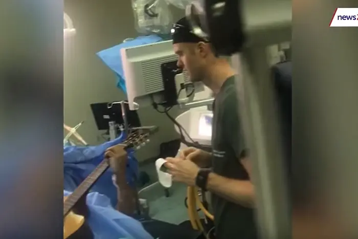 Как джаз музикант свири на китара, докато оперират мозъка му (ВИДЕО)