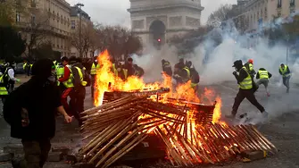 Бой и пламъци под Триумфалната арка в Париж (ВИДЕО)