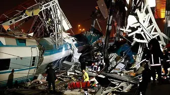 Високоскоростен влак катастрофира в Турция