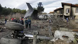 Ирански военен самолет катастрофира при кацане