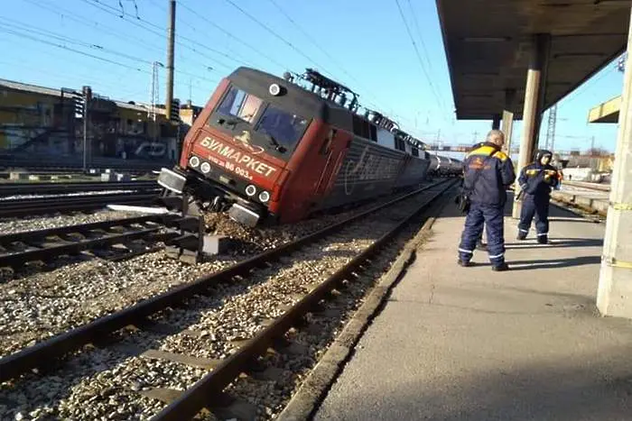 Влак с 25 цистерни пропан-бутан дерайлира в Пловдив. Няма пострадали