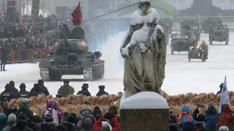 Военен парад в Русия за 75 години от освобождението на Санкт Петербург (СНИМКИ)