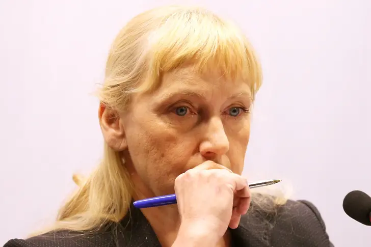 Мониторинговата група в ЕП иска да изслуша Захариева и Ахладова на 17 декември