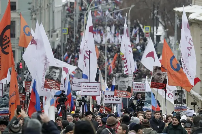 Хиляди на протест в памет на Борис Немцов в Москва (СНИМКИ+ВИДЕО)