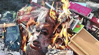Полски свещеници гориха книги, сред които 