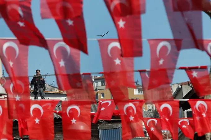 Изселниците в Турция - опашки за вот, вместо автобуси