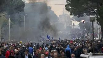 Албанската опозиция блокира магистрали при протест срещу правителството