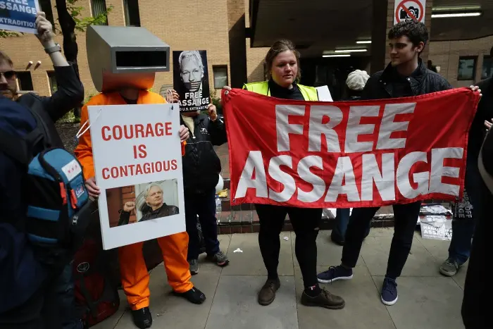 Първа присъда: 50 седмици затвор за Джулиан Асанж в Англия