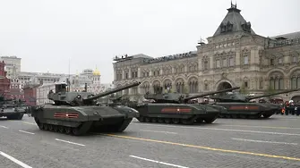 Путин на 9 май: Ще развиваме отбранителния си потенциал (СНИМКИ)