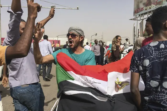 Военните обявиха, че са свалили президента на Судан (ВИДЕО)