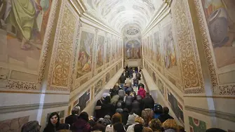 Хиляди в Рим отново минават по светите стъпала на Христос (СНИМКИ)