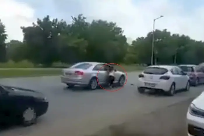 Ужас на живо: кола влачи жена по улица в София (ВИДЕО)