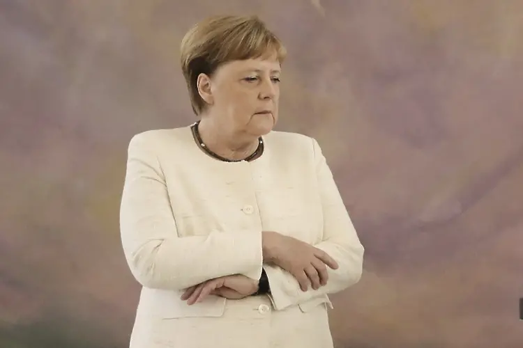 Треперят ли ръцете на Меркел