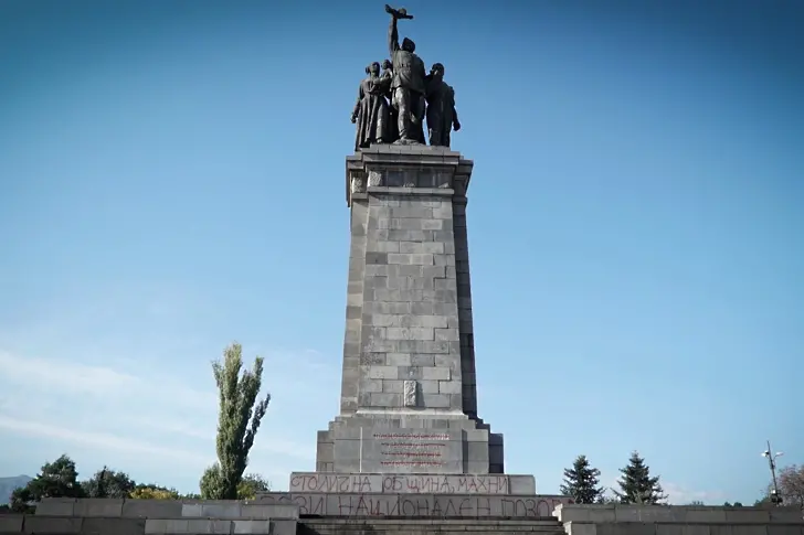 Западни медии: Ако паметниците образоват - да вдигнем и на Хитлер