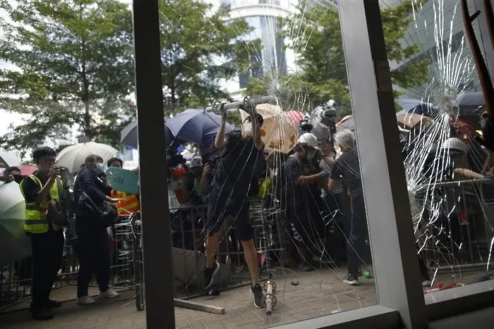 Протестиращи в Хонконг проникнаха със сила в парламента