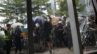 Протестиращи в Хонконг проникнаха със сила в парламента