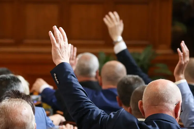 Депутатите поправят гаф: 1200 кметства няма да останат без управници