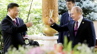 Путин почерпи Си Цзинпин с руски сладолед
