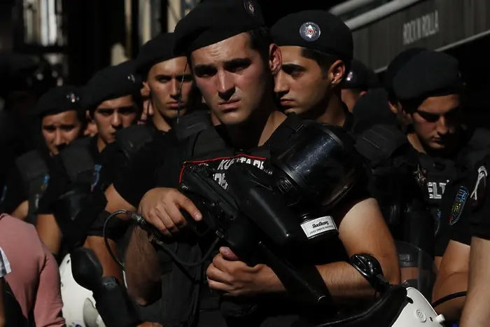 Куршуми и газ срещу участниците в Прайда в Истанбул