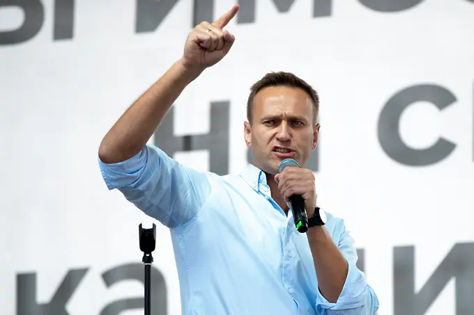 Отново и отново: обиск в студиото на Навални и арести