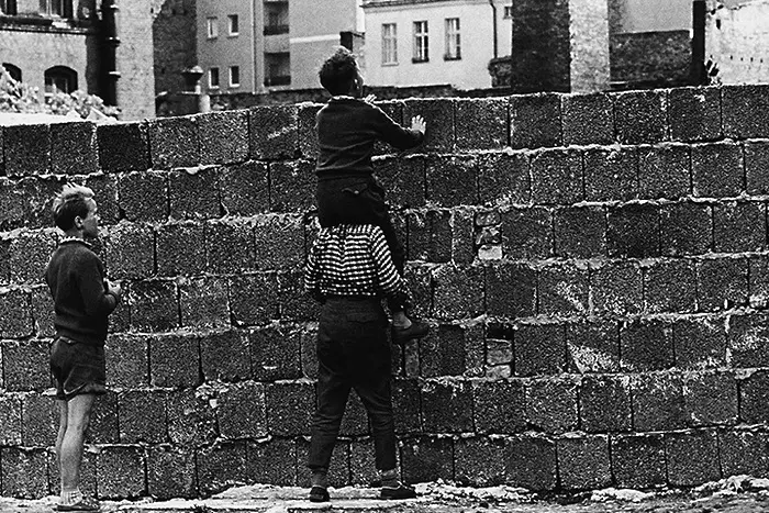Преди 60 години на 13 август Берлин осъмва със стена