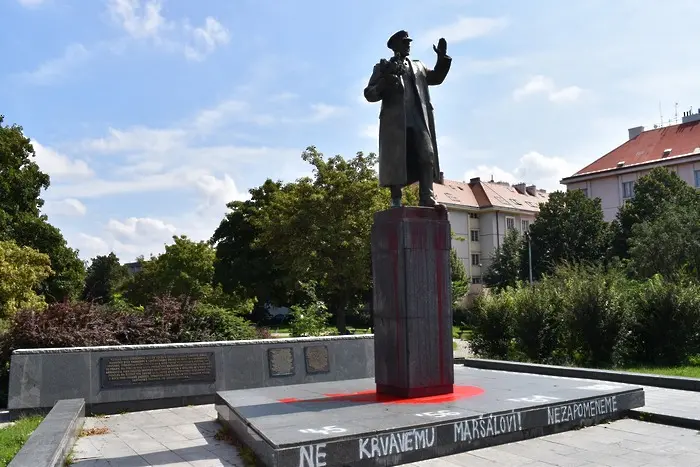 Прага демонтира съветски паметник, Русия негодува