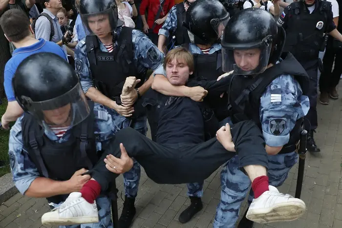 Путин омаловажи протестите в Москва