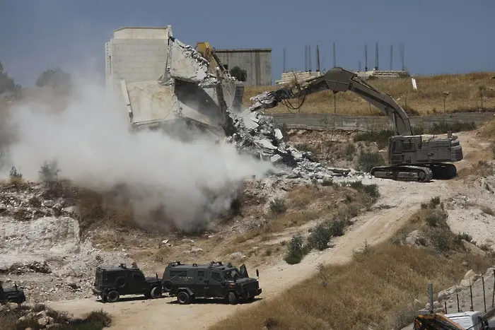 Израел събаря палестински сгради на границата със Западния бряг