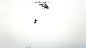 Летящият човек просълзен след полета над Ламанша