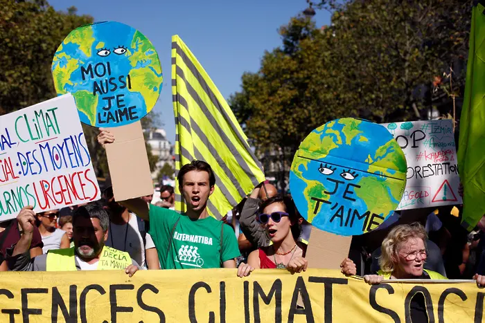 Над 15 000 участват в поход за климата в Париж