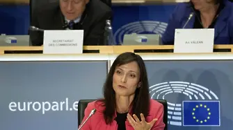 Евродепутати искат да върнат аудио-визуалната политика на Мария Габриел