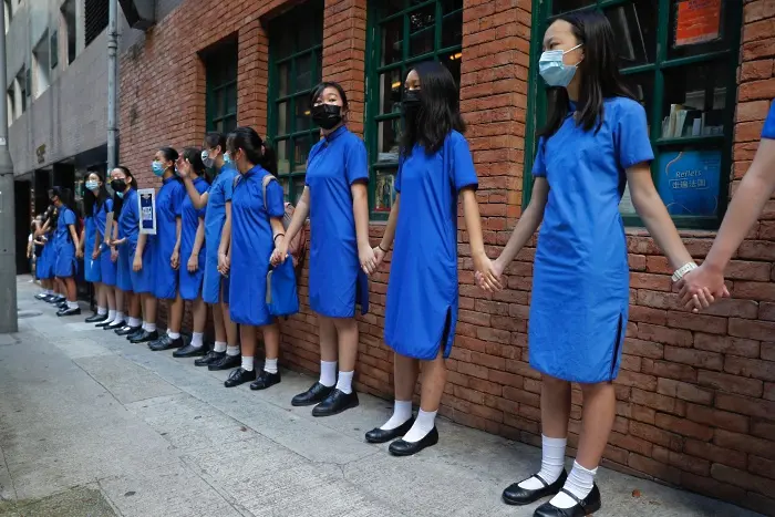 Жива верига от ученици - пореден ден на протести в Хонгконг