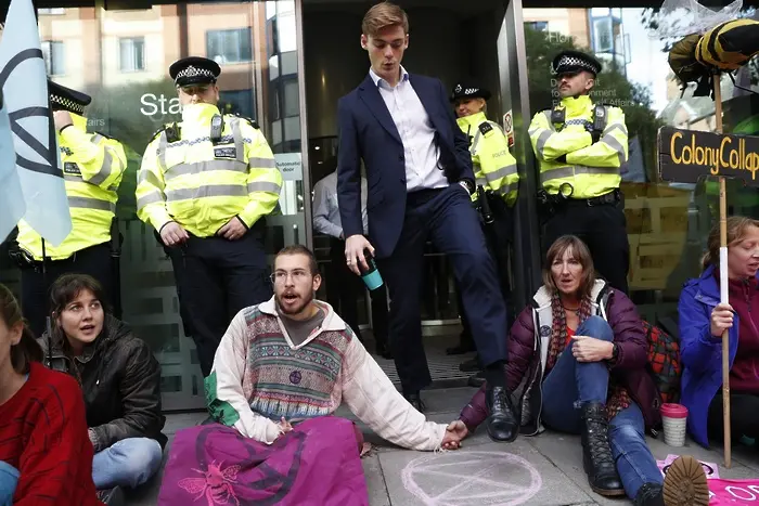 319 екоактивисти арестувани на протести в Лондон