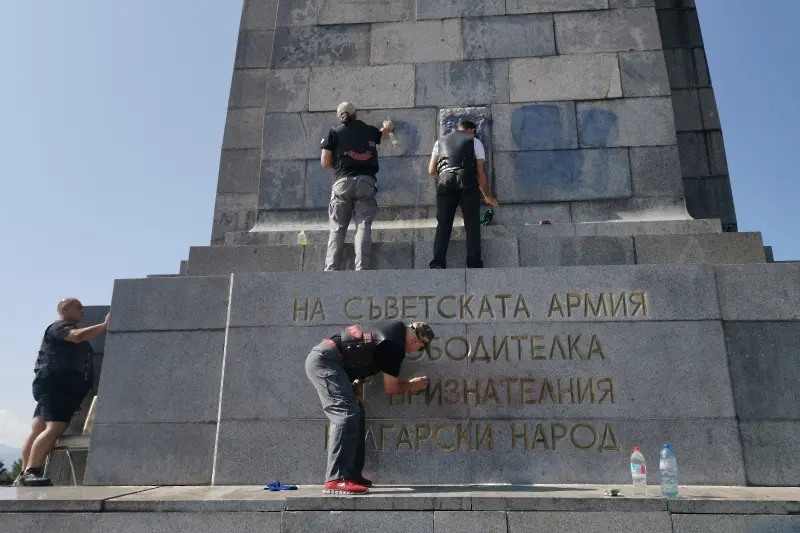 Паметникът на Съветската армия - изчистен след поредните надписи (СНИМКИ)