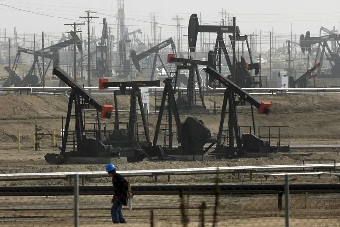 Цените по петролните фючърси продължават да падат главоломно