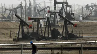 Цените по петролните фючърси продължават да падат главоломно
