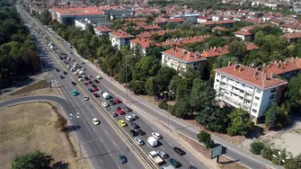 Пътищата из България блокирани от трафик и катастрофи