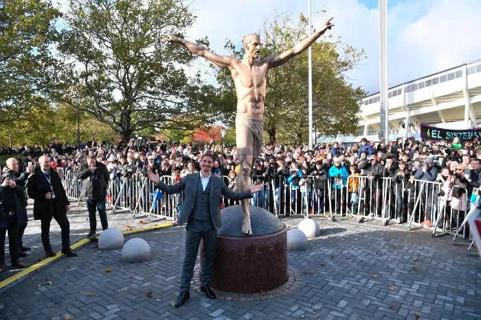 Фенове вилняха до статуята на Ибрахимович в Малмьо