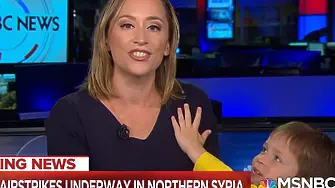 Когато си в ефир и говориш за турската атака в Сирия, а детето иска да ти каже нещо (ВИДЕО)