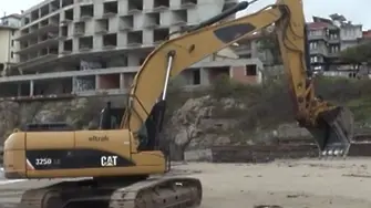 Багер разкопа плаж в Созопол и изгради дига на морския бряг