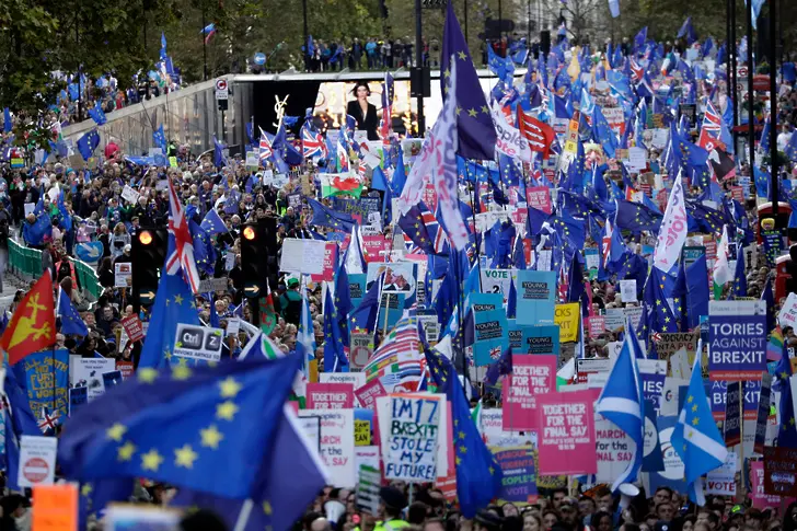 Десетки хиляди протестират срещу Брекзит в Лондон