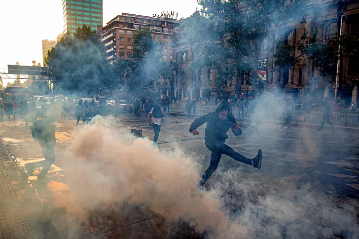 В Чили протестират и палят заради поскъпване на билетчето за метрото