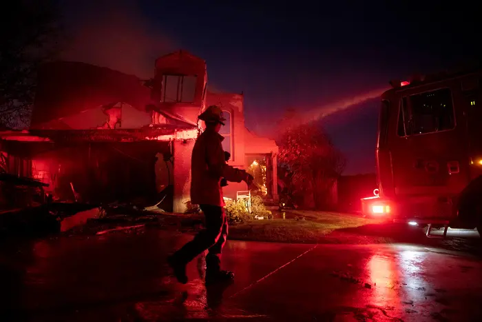 Пожари евакуираха най-малко 40 000 в Калифорния