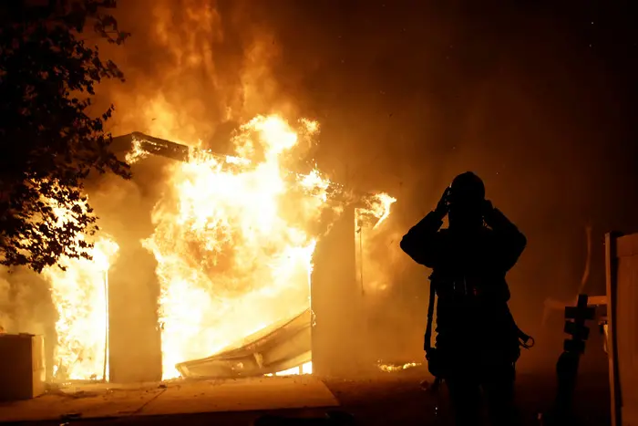 Близо милион жители на Калифорния без ток заради пожарите